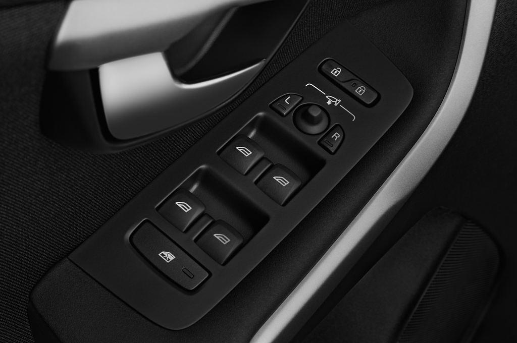 Volvo V40 (Baujahr 2017) Momentum 5 Türen Bedienungselemente Tür