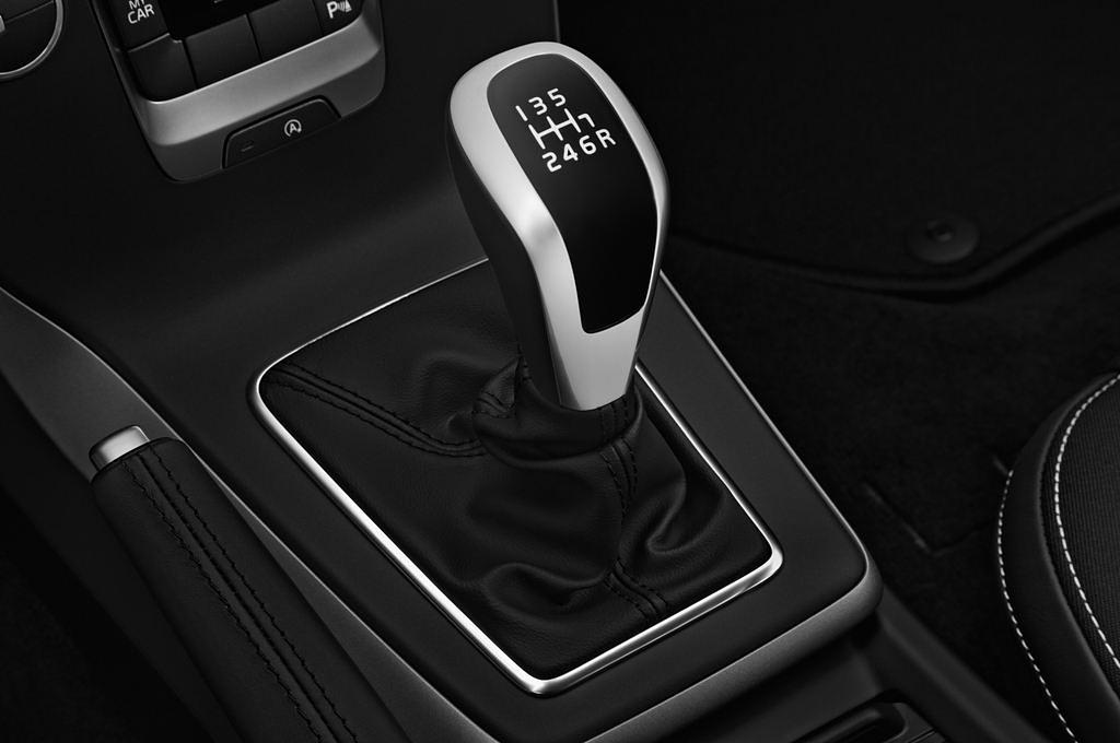 Volvo V40 (Baujahr 2017) Momentum 5 Türen Schalthebel