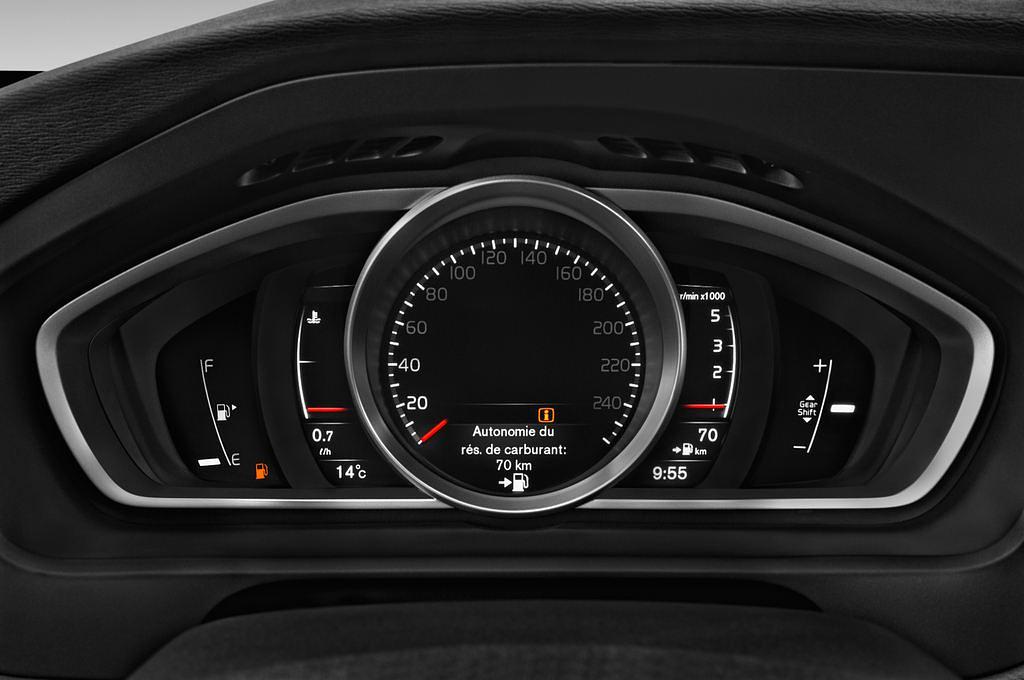 Volvo V40 (Baujahr 2017) Momentum 5 Türen Tacho und Fahrerinstrumente