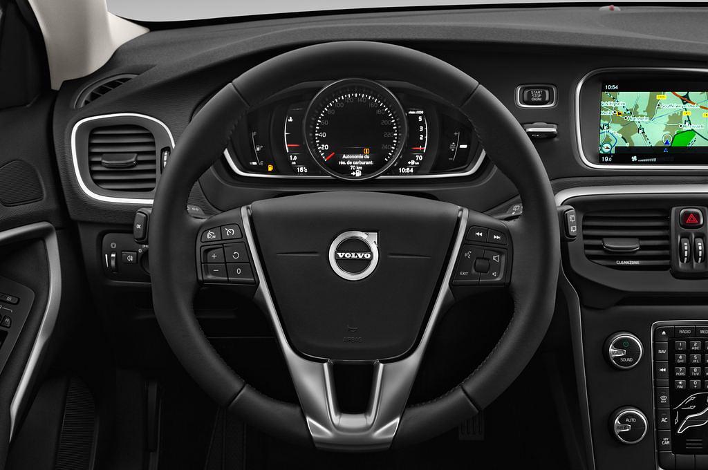 Volvo V40 (Baujahr 2017) Momentum 5 Türen Lenkrad