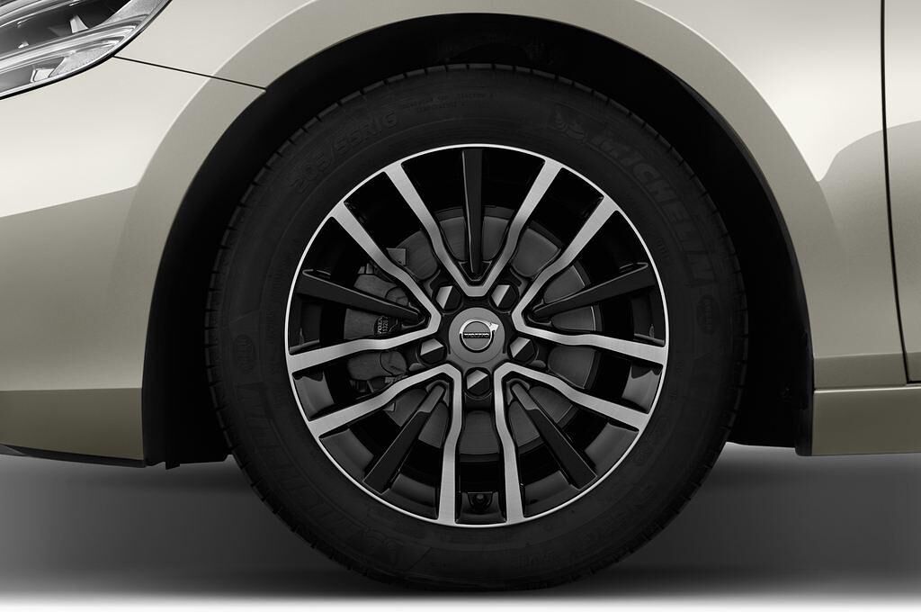 Volvo V40 (Baujahr 2017) Momentum 5 Türen Reifen und Felge