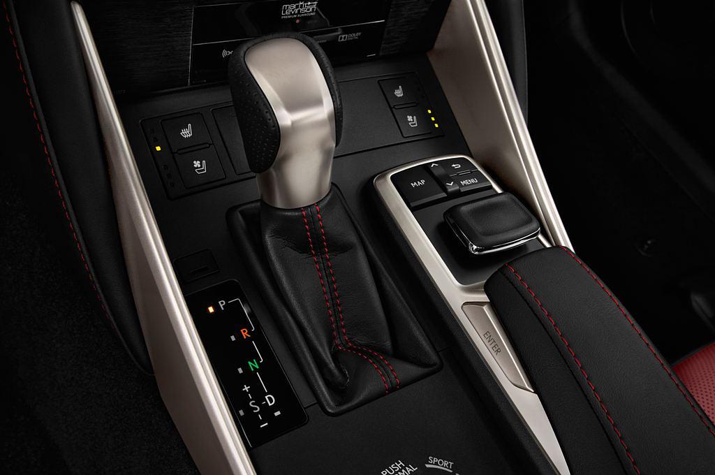 Lexus IS (Baujahr 2017) F-Sport 4 Türen Schalthebel