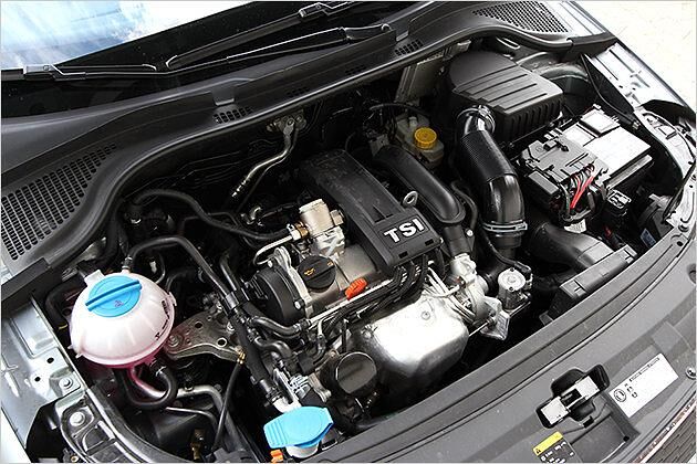 Ungewohnte Ansicht: Der 1.2 TSI mit 105 PS kommt ohne Motorabdeckung aus