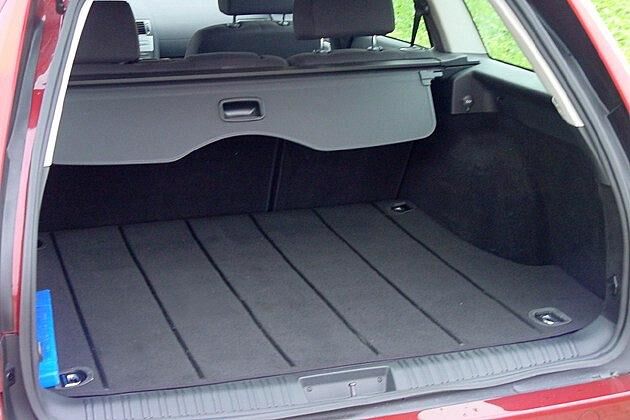 Kofferraum: Durch Umklappen von 540 auf 1.700 Liter erweiterbar  ein BMW 3er Touring hat nur 435 bis 1.345 Liter