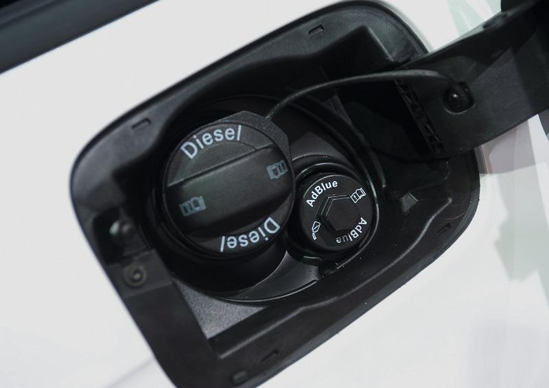 Der Einfüllstutzen für das AdBlue-Additiv ist neben dem Tank