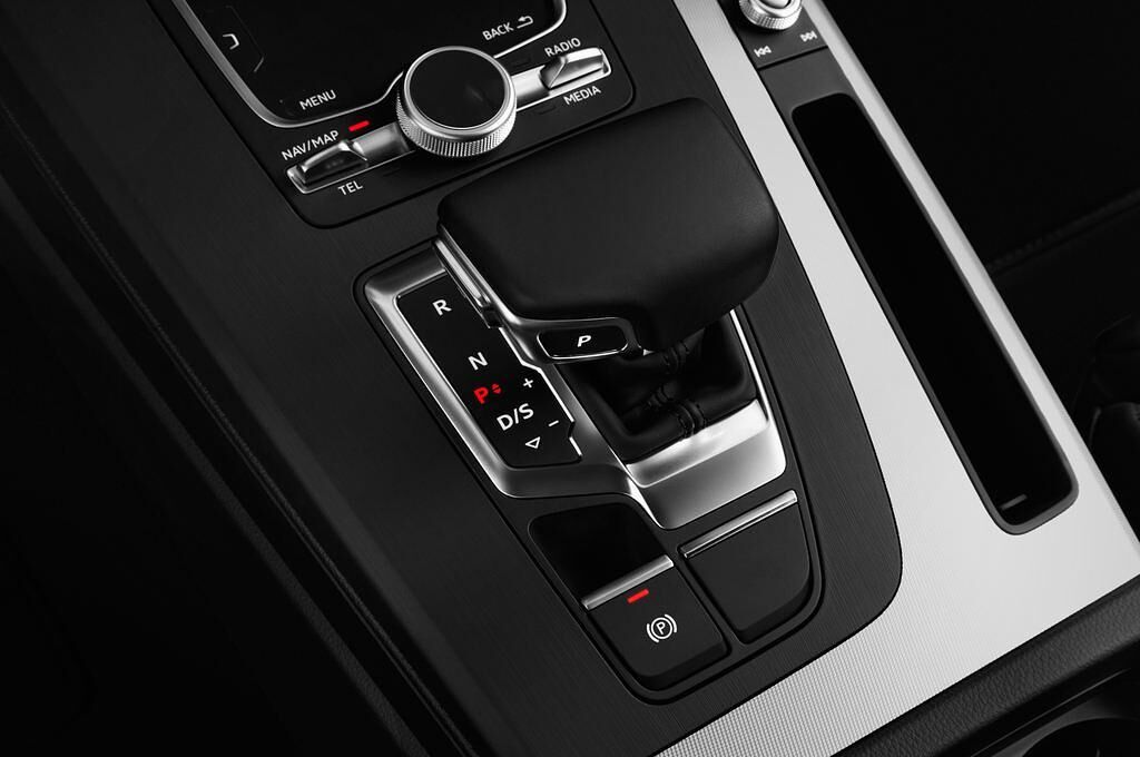 Audi Q5 (Baujahr 2017) Sport 5 Türen Schalthebel