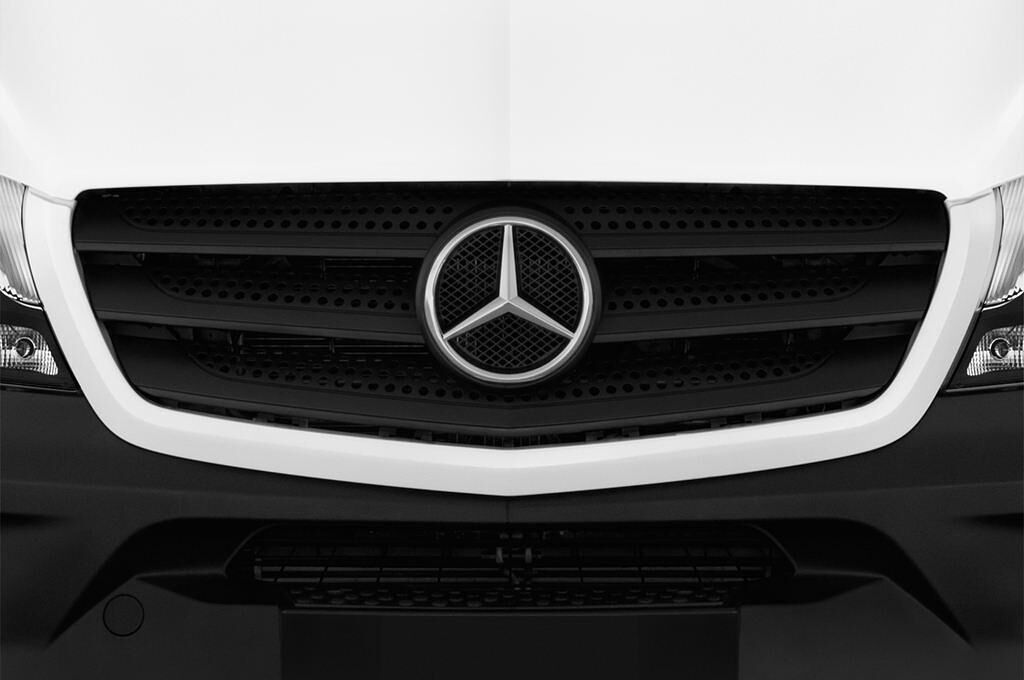 Mercedes Sprinter (Baujahr 2017) - 4 Türen Kühlergrill und Scheinwerfer