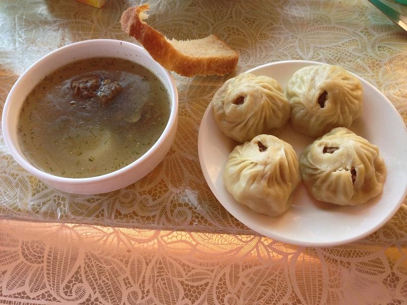 Das Essen: Rinderbrühe, Pelmeni und Brot