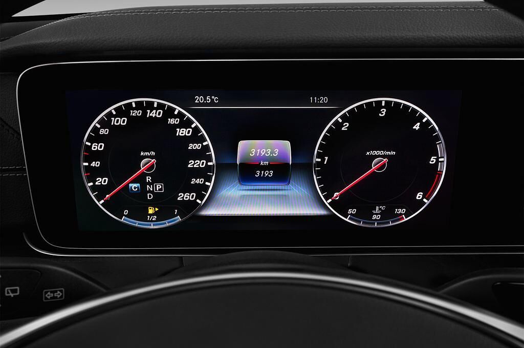 Mercedes E Class (Baujahr 2017) AMG Line 2 Türen Tacho und Fahrerinstrumente