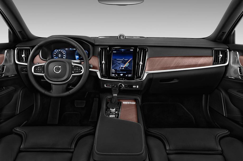 Volvo V90 (Baujahr 2017) Inscription 5 Türen Cockpit und Innenraum