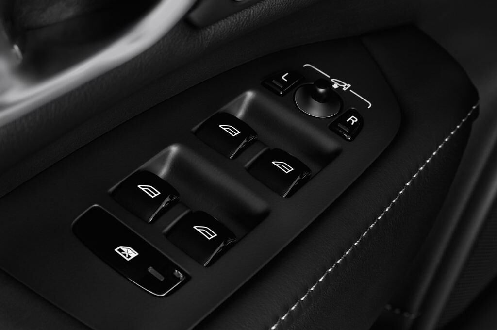 Volvo V90 (Baujahr 2017) Inscription 5 Türen Bedienungselemente Tür