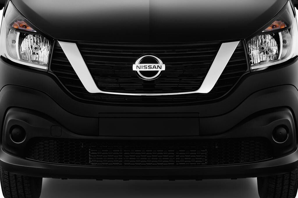 Nissan NV300 (Baujahr 2017) Comfort 4 Türen Kühlergrill und Scheinwerfer