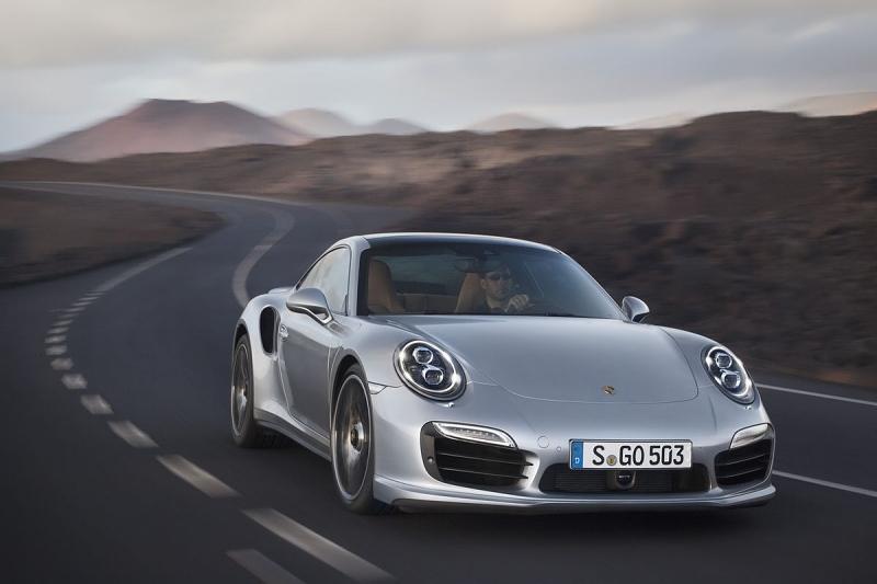 Der Porsche 911 Turbo S schafft 318 km/h