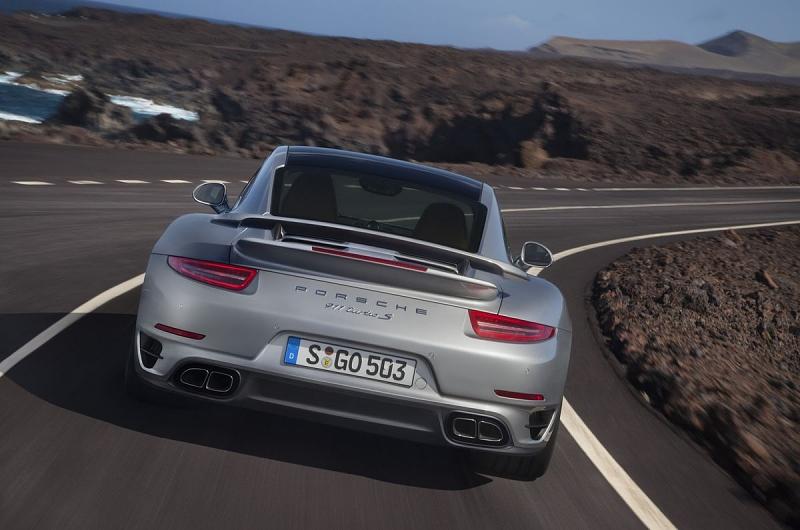 Das Heck des Porsche 911 Turbo S ist noch breiter, als das des Carrera 4S