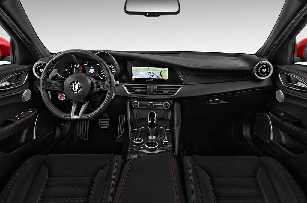 Alfa Romeo Giulia Quadrifoglio (Baujahr 2017) - 4 Türen Cockpit und Innenraum