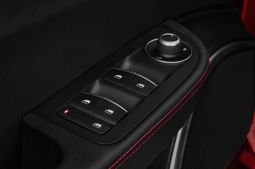 Alfa Romeo Giulia Quadrifoglio (Baujahr 2017) - 4 Türen Bedienungselemente Tür