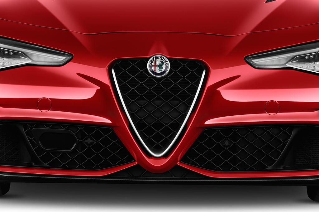 Alfa Romeo Giulia Quadrifoglio (Baujahr 2017) - 4 Türen Kühlergrill und Scheinwerfer