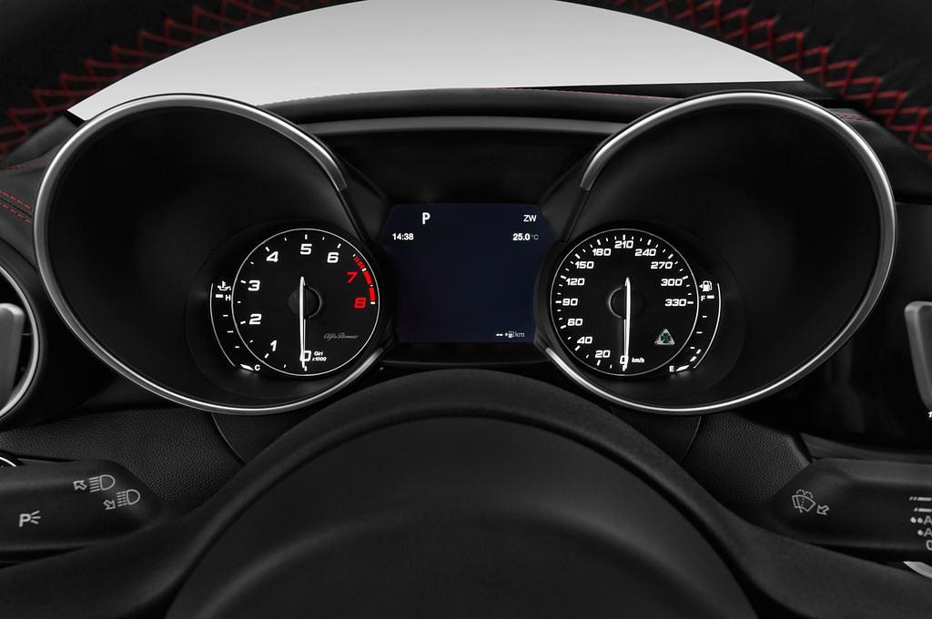 Alfa Romeo Giulia Quadrifoglio (Baujahr 2017) - 4 Türen Tacho und Fahrerinstrumente