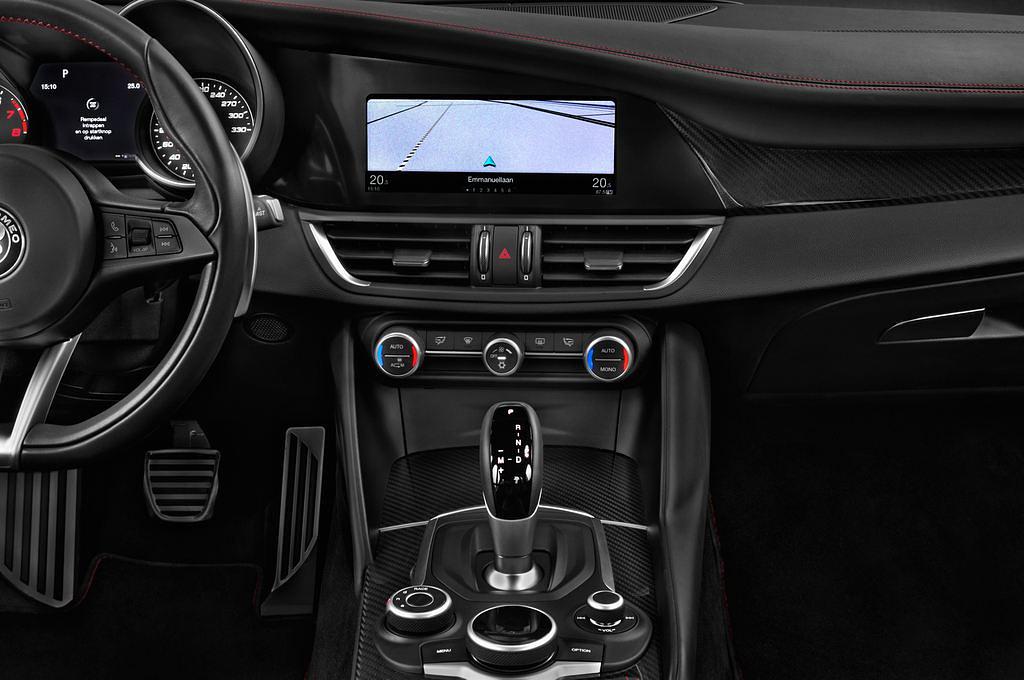 Alfa Romeo Giulia Quadrifoglio (Baujahr 2017) - 4 Türen Mittelkonsole