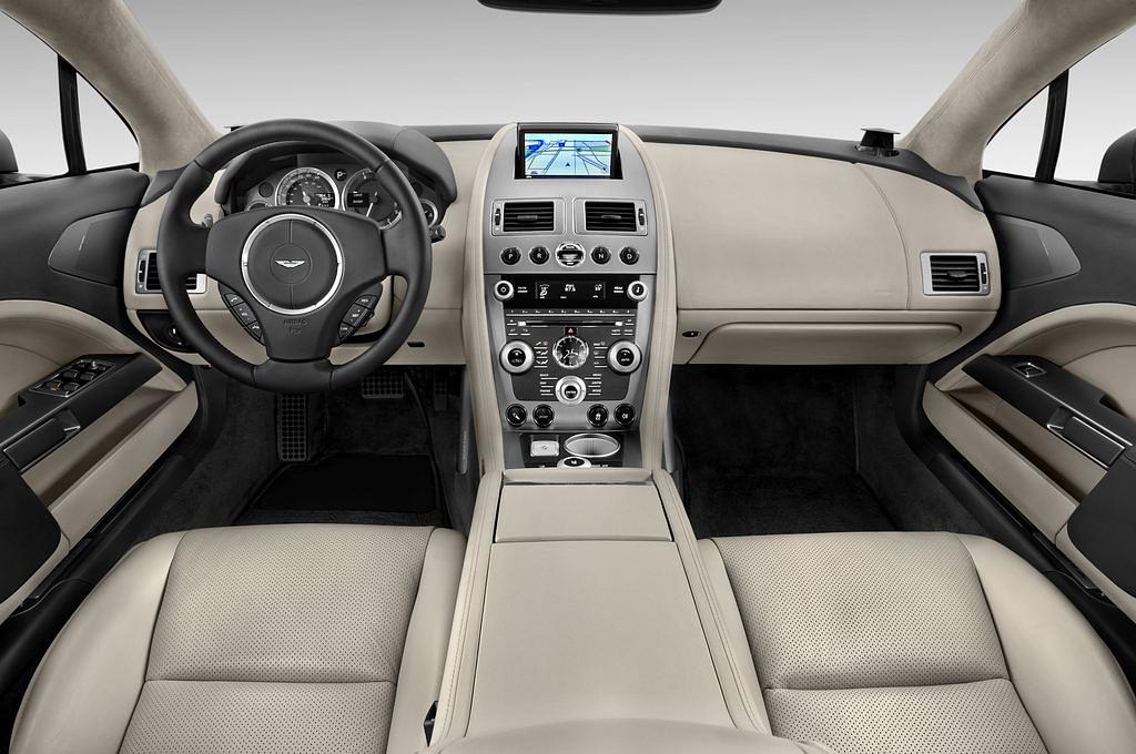 Aston Martin Rapide (Baujahr 2011) Luxury 5 Türen Cockpit und Innenraum