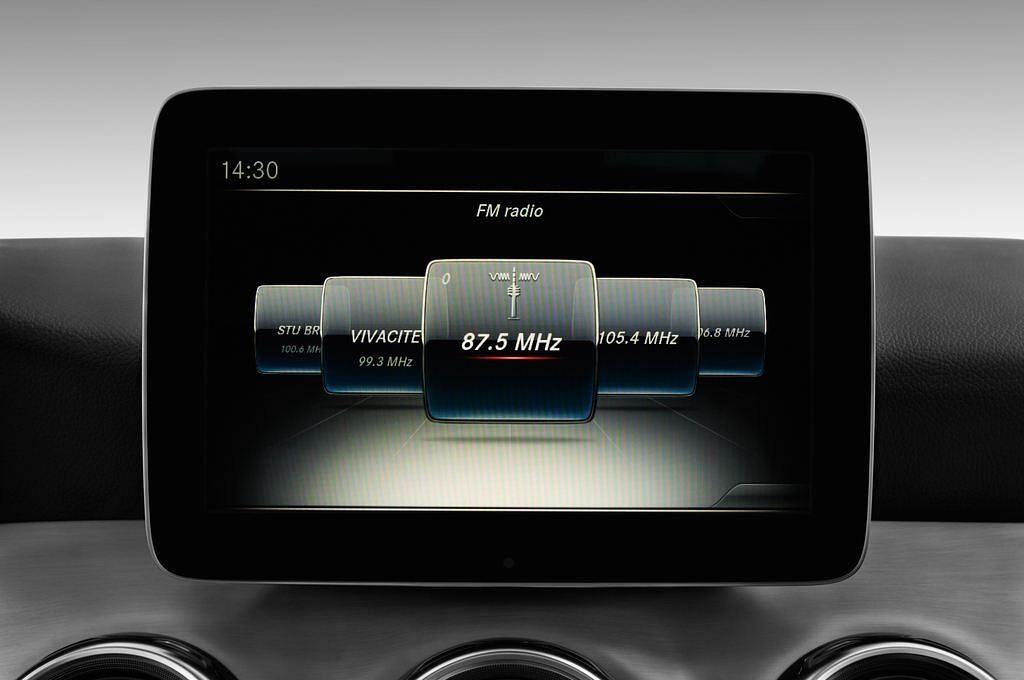 Mercedes GLA (Baujahr 2017) AMG Line 5 Türen Radio und Infotainmentsystem