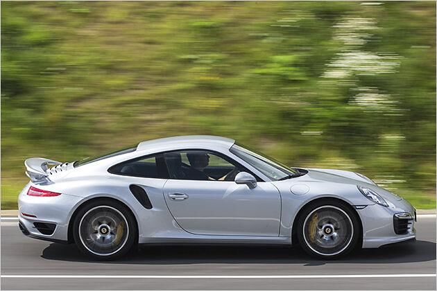 Angetrieben wird der Turbo S von einem im Heck untergebrachten 3,8-Liter-Boxermotor mit 560 PS
