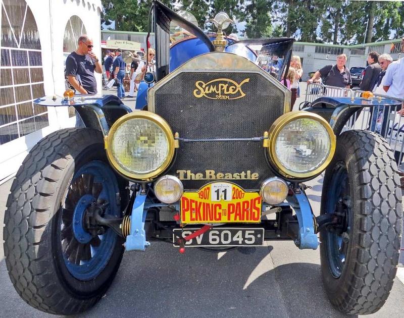 Er wiegt 3,5 Tonnen. Ohne Flüssigkeiten bringt er nur noch 2,7 Tonnen auf die Waage.