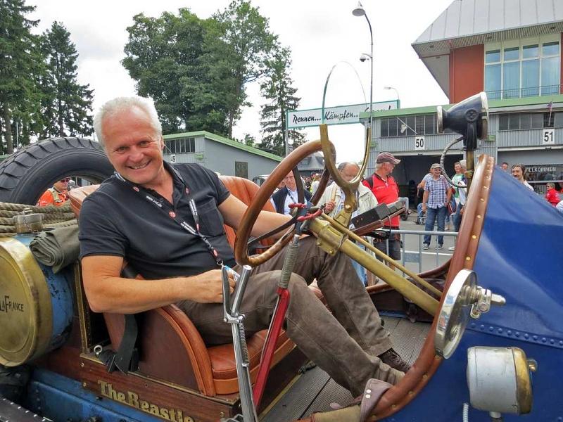 Der stolze Besitzer des Simplex American La France Type 45: Richard Gebert.