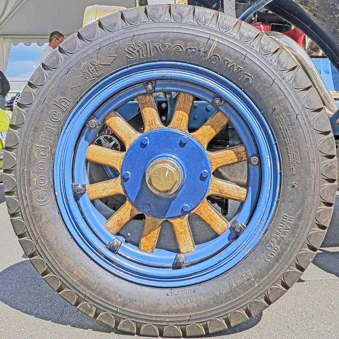 38 Zoll große Räder.