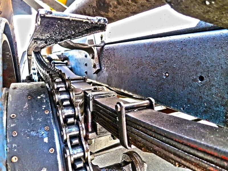 Der Simplex American La France Type 45 wird per Ketten angetrieben und mit Blattfedern gedämpft.