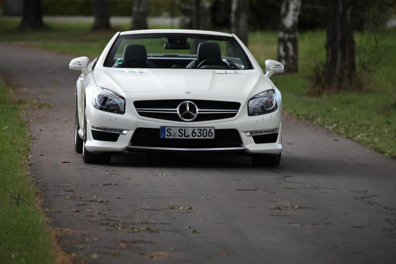 Der Mercedes-Benz SL 63 AMG liegt auch mit Performance Paket satt auf der STraße