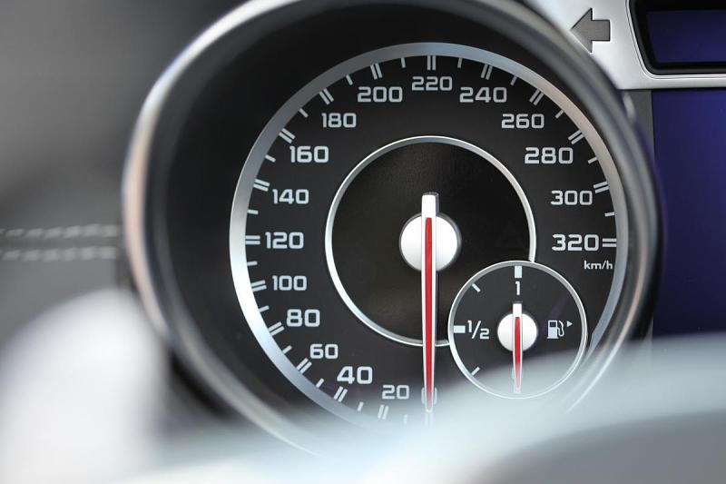 Bei 300 km/h bremst die Elektronik den Vorwärtsdrang