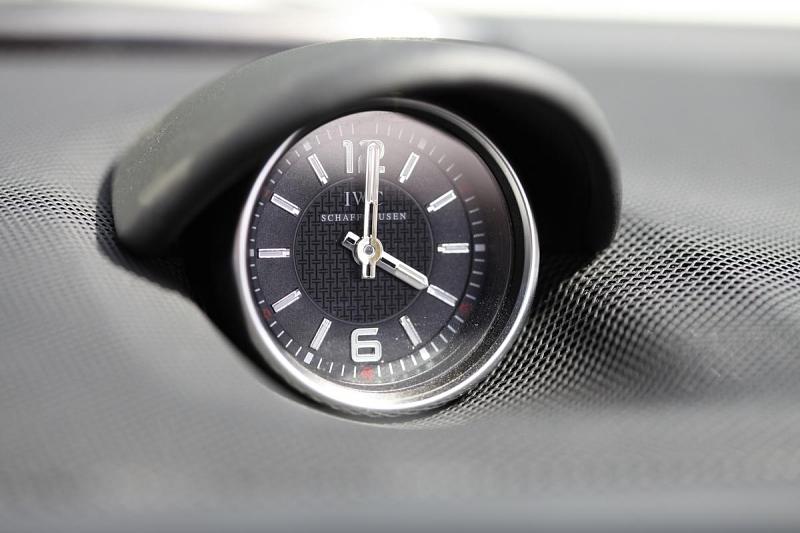 Noblesse olblige: Auch eine IWC Analog-Uhr ist an Bord