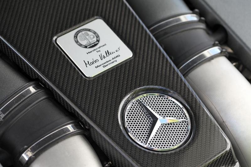 Wie bei AMG üblich unterschreibt der Motor-Monteur