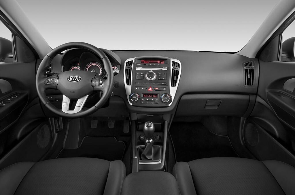 Kia cee'd (Baujahr 2010) Attract 5 Türen Cockpit und Innenraum
