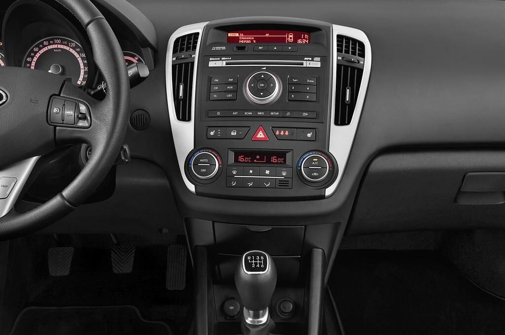 Kia cee'd (Baujahr 2010) Attract 5 Türen Mittelkonsole