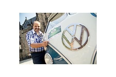 Sternekoch Johann Lafer geht bei der Oldtimer-Rallye Sachsen Classic im Samba-Bus an den Start