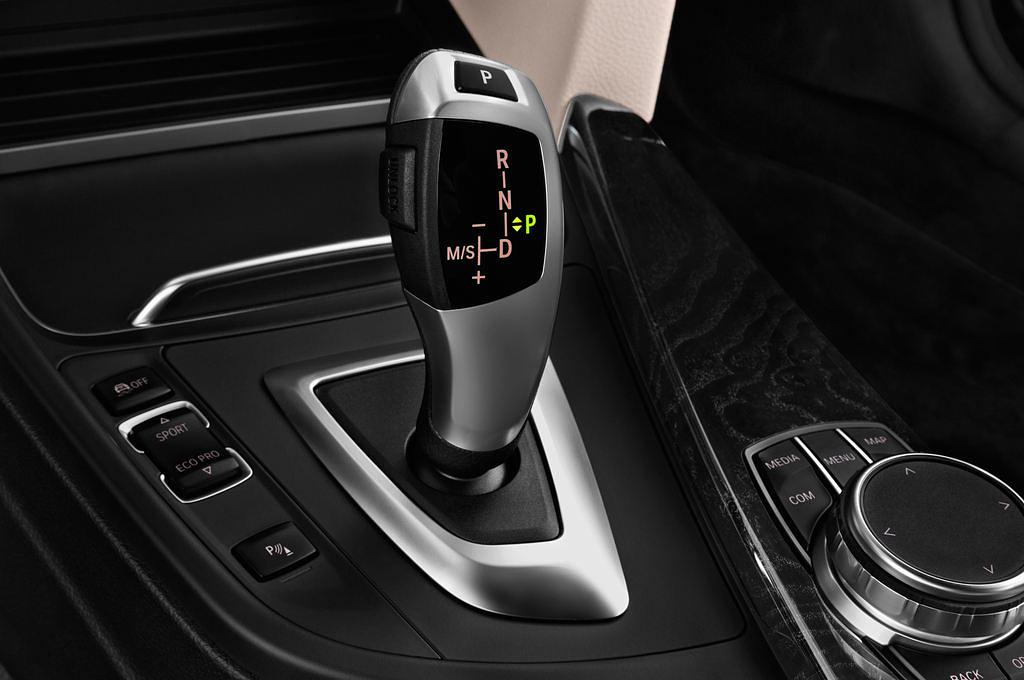 BMW 3 Series Touring (Baujahr 2017) Luxury Line 5 Türen Schalthebel