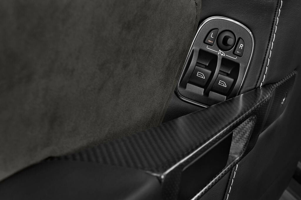 Aston Martin V12 Vantage (Baujahr 2010) - 3 Türen Bedienungselemente Tür