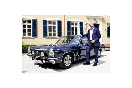 Opel-Chef Karl-Thomas Neumann neben dem Opel Kapitän Opel-Chef Karl-Thomas Neumann neben dem Opel Kapitän