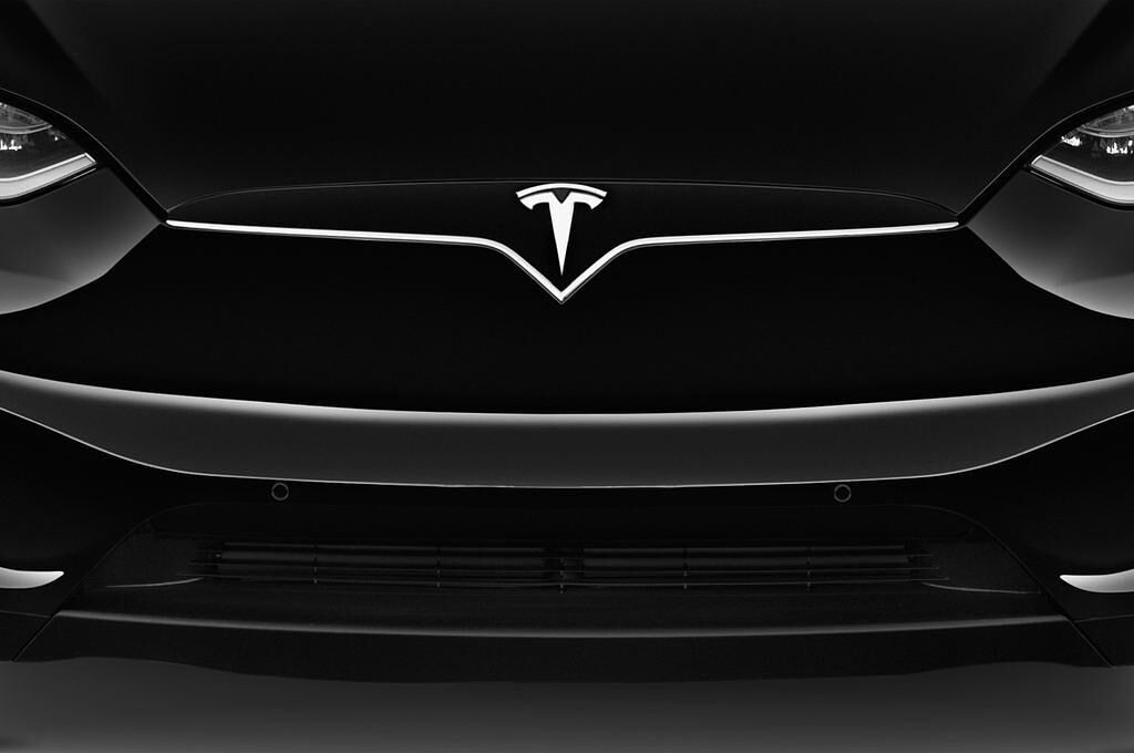 Tesla Model X (Baujahr 2017) 100D 5 Türen Kühlergrill und Scheinwerfer