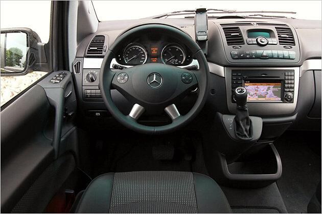 Das Cockpit ist übersichtlich gestaltet und bietet viele Ablagefächer