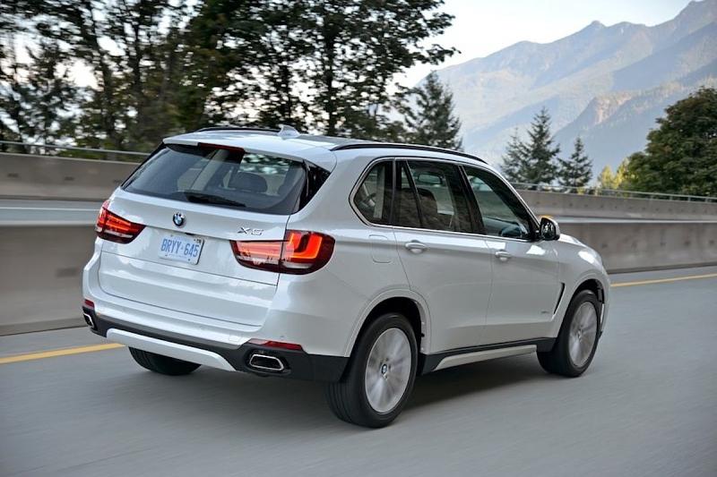 Die Heckleuchten haben die BMW-typische L-Graphik