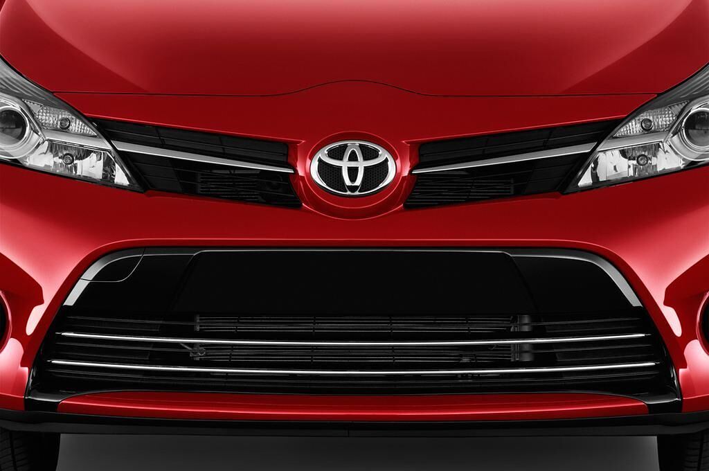 Toyota Verso (Baujahr 2017) Edition S+ 5 Türen Kühlergrill und Scheinwerfer