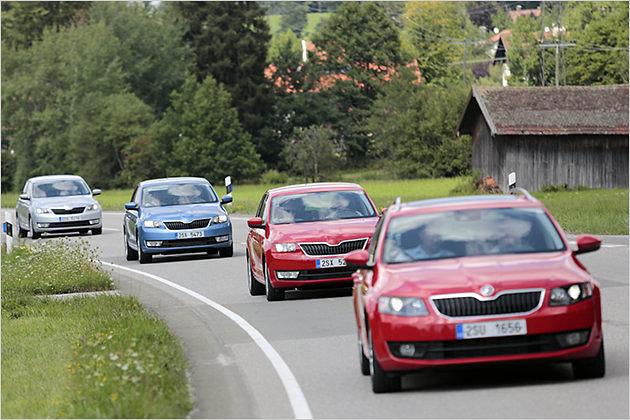Rapid-Spaceback-Vorserienmodelle auf der letzten Abnahmefahrt - wir waren dabei (Führungsfahrzeug ist ein Octavia Combi)