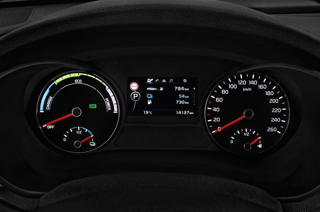 KIA Optima Plug-In Hybrid (Baujahr 2017) Attract 4 Türen Tacho und Fahrerinstrumente