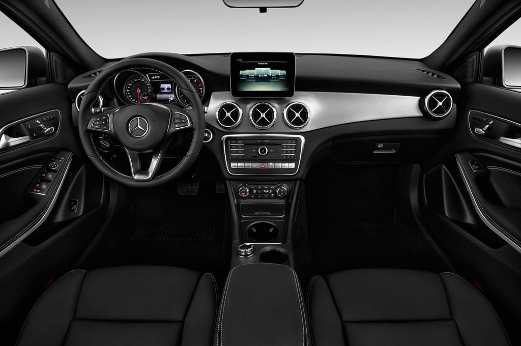 Mercedes GLA (Baujahr 2017) - 5 Türen Cockpit und Innenraum