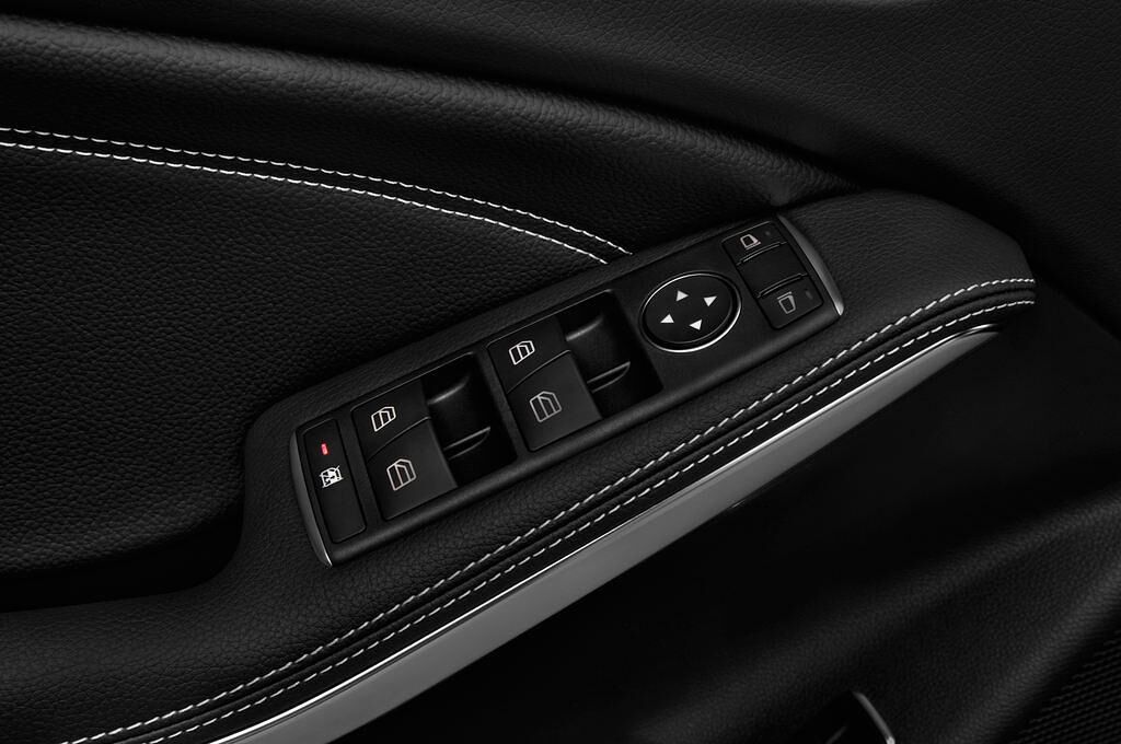 Mercedes GLA (Baujahr 2017) - 5 Türen Bedienungselemente Tür