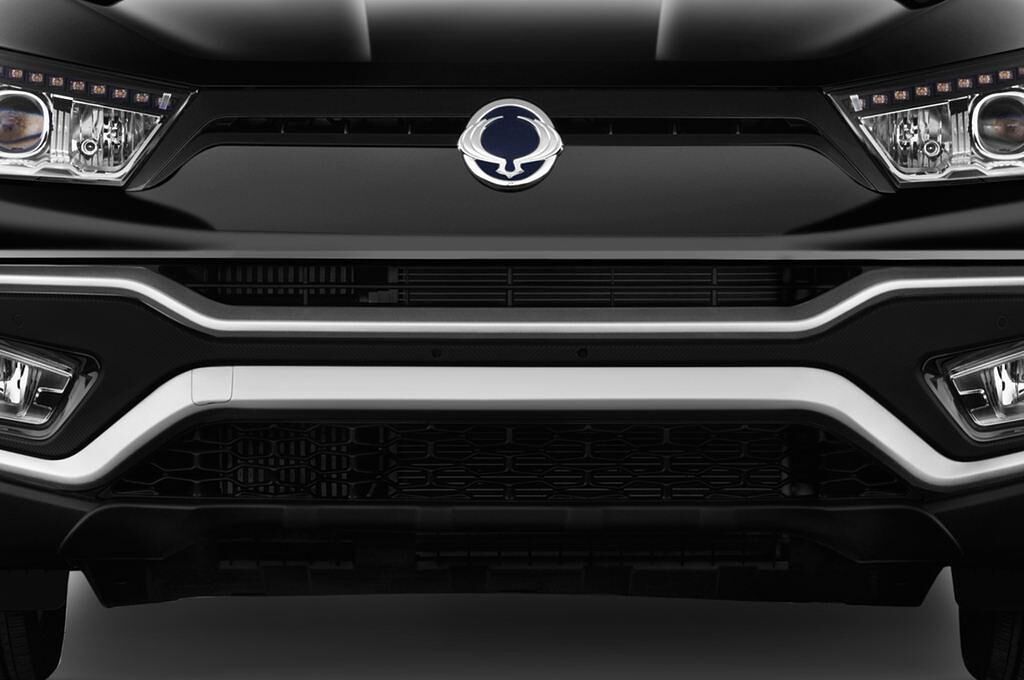 SsangYong XLV (Baujahr 2017) Sapphire 5 Türen Kühlergrill und Scheinwerfer