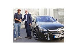 Jürgen Klopp fährt als erster neuen Opel Insignia OPC